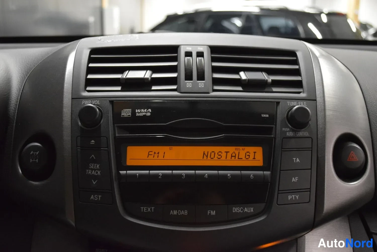 Muu: Kojelaudan keskusradio: CD-asepi WMA/MP3-merkinnällä, näytöllä FM1 NOSTALGI, pikanäppäimet 1–6 ja TEXT/AM-DAB/FM/DISC·AUX-painikkeet.
