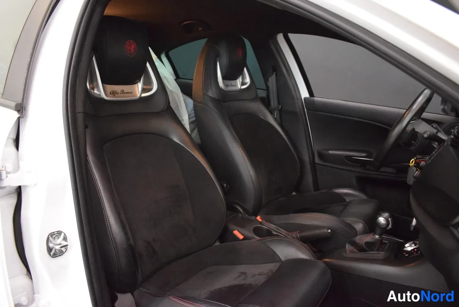 Muu: Auton sisätilat: kaksi mustaa Alfa Romeo -urheiluistuinta, alumiinikoristeet headrest-tuissa, näkyvissä myös ohjauspyörä ja vaihteenvalitsin.