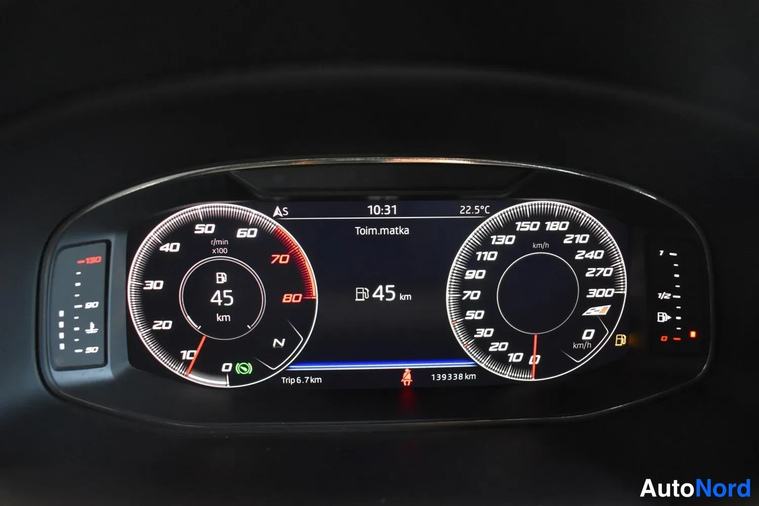 Muu: Digitaalinen mittaristo: nopeusmittari, kierroslukumittari, kokonaismatka 139338 km ja trip 6,7 km.