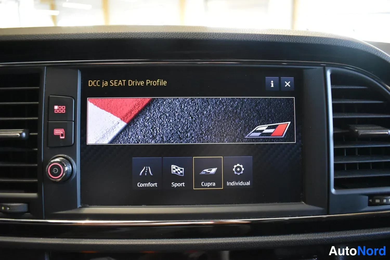 Yksityiskohta: Kojelaudan kosketusnäyttö näyttää DCC- ja SEAT Drive Profile -valikon, jossa vaihtoehdot Comfort, Sport, Cupra ja Individual.