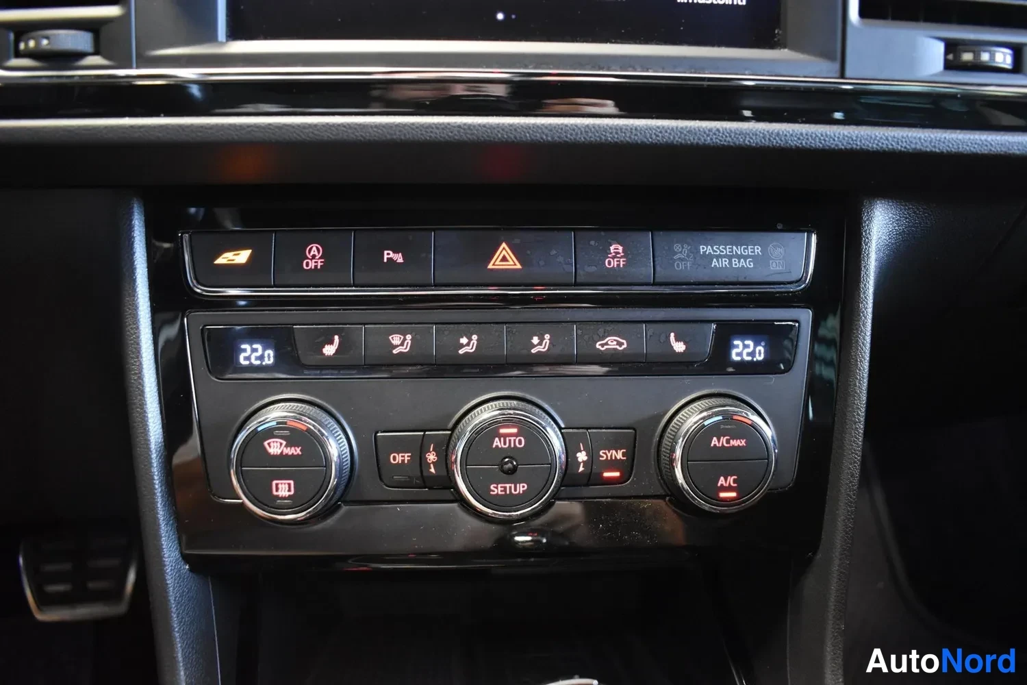 Yksityiskohta: Keskikonsolin ilmastointipaneeli kahdella säädönäytöllä (22.0), kolmella pyörrekytkimellä (MAX, AUTO/SETUP, A/C MAX/A/C) ja ylärivin painikkeilla OFF, P ja PASS