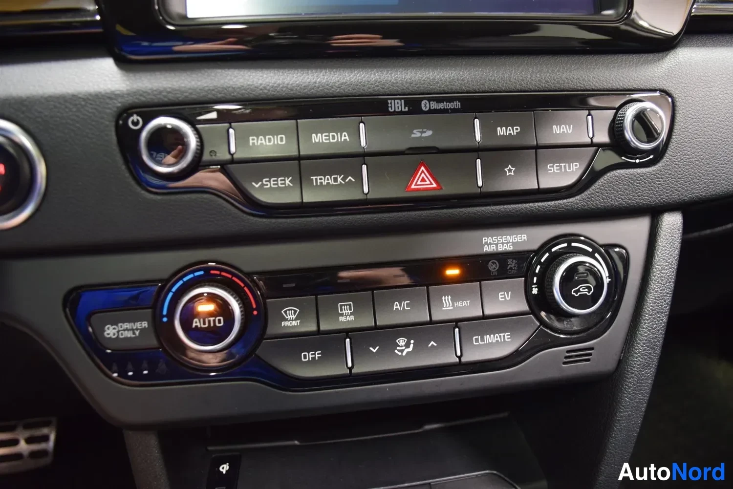 Muu: Keskikonsolin painikkeet ja ilmastointipaneeli: RADIO, MEDIA, MAP, NAV, JBL- ja Bluetooth-merkinnät, A/C, AUTO, EV, CLIMATE sekä etu- ja takaikkunan lämmitys.