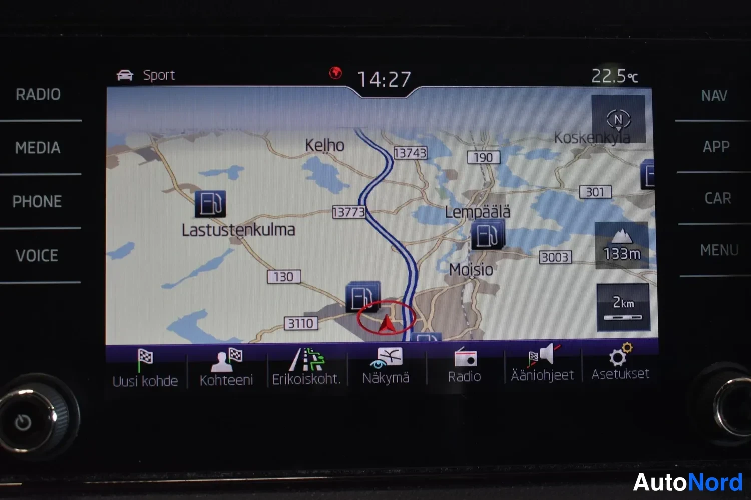 Muu: Infotainment-näytön karttanäkymä Lempäälän alueelta; näytössä aikaa 14:27, lämpötilaa 22,5 °C ja valikot kuten 'Uusi kohde' ja 'Asetukset'.