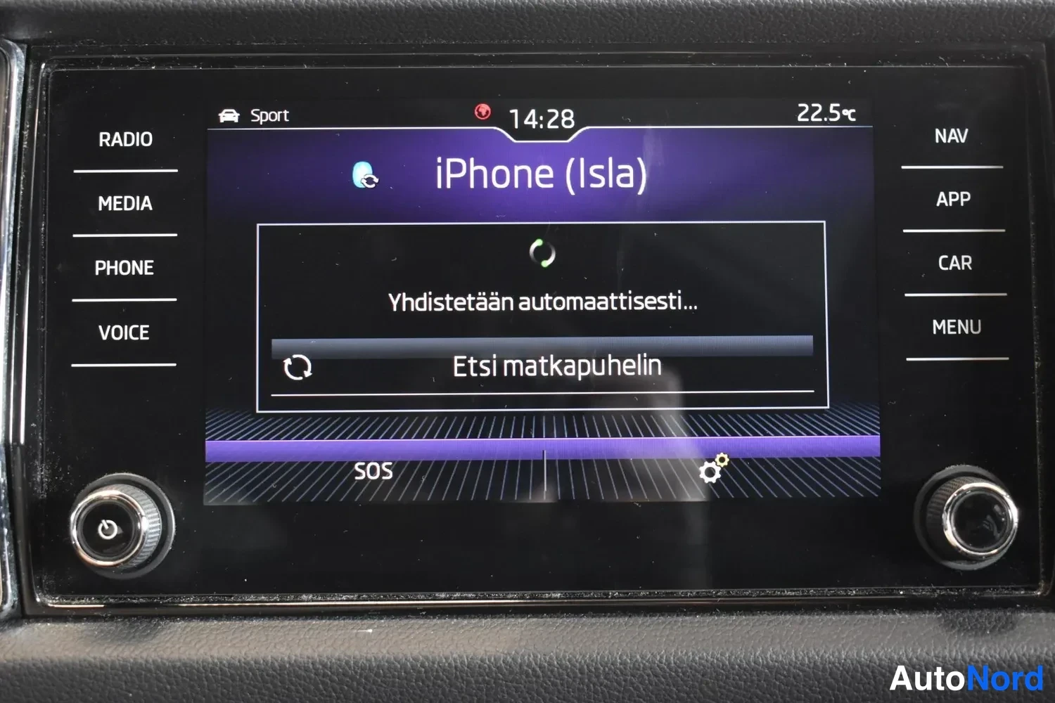 Muu: Infotainment-näyttö yhdistää iPhone-puhelinta (Isla) automaattisesti; teksti 'Yhdistetään automaattisesti…' ja painike 'Etsi matkapuhelin'.