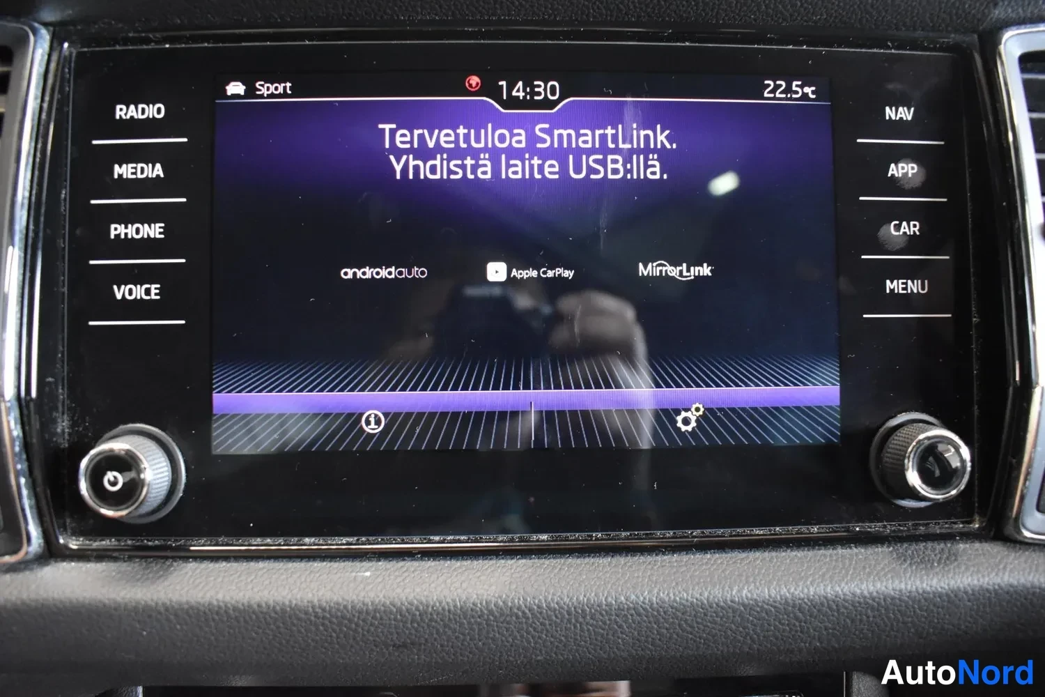 Muu: Infotainment-näytön SmartLink-tervehdysruutu tekstillä 'Tervetuloa SmartLink. Yhdistä laite USB:llä.' sekä Android Auto-, Apple CarPlay- ja MirrorLink-logot.