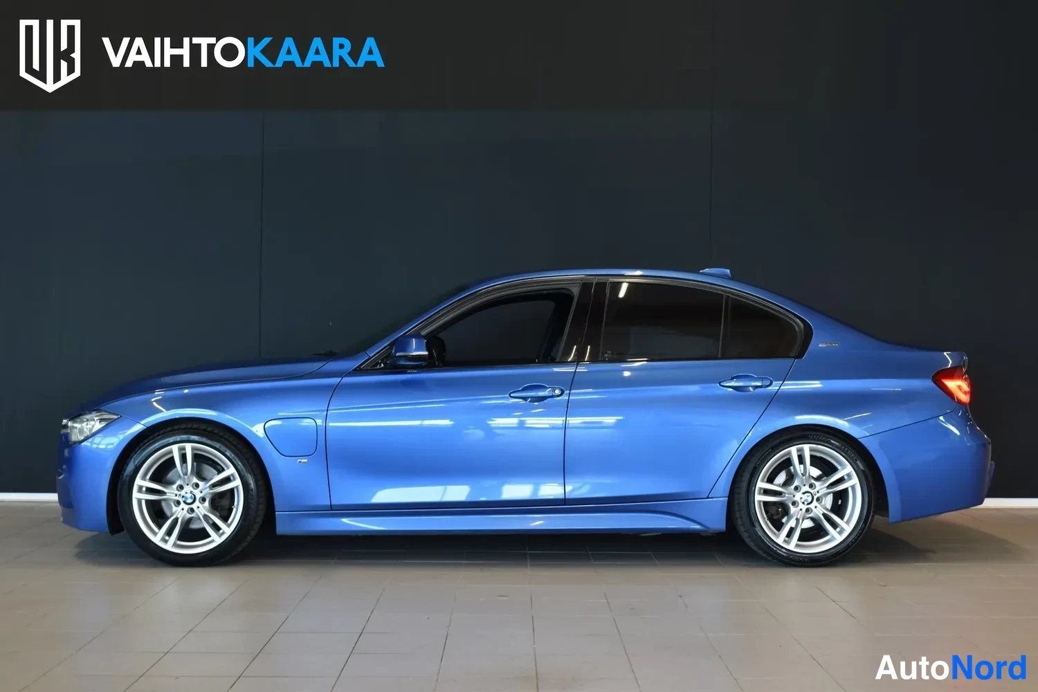 Sininen BMW 330e 2016, ulkokuva 2 – Raisio