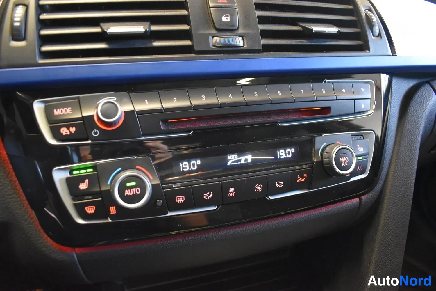 Muu: Keskiöconsole: radio- ja automaattiminen ilmastointi (AUTO 19.0° molemmin puolin), MAX A/C- ja A/C-napit, lämmitysnapit.