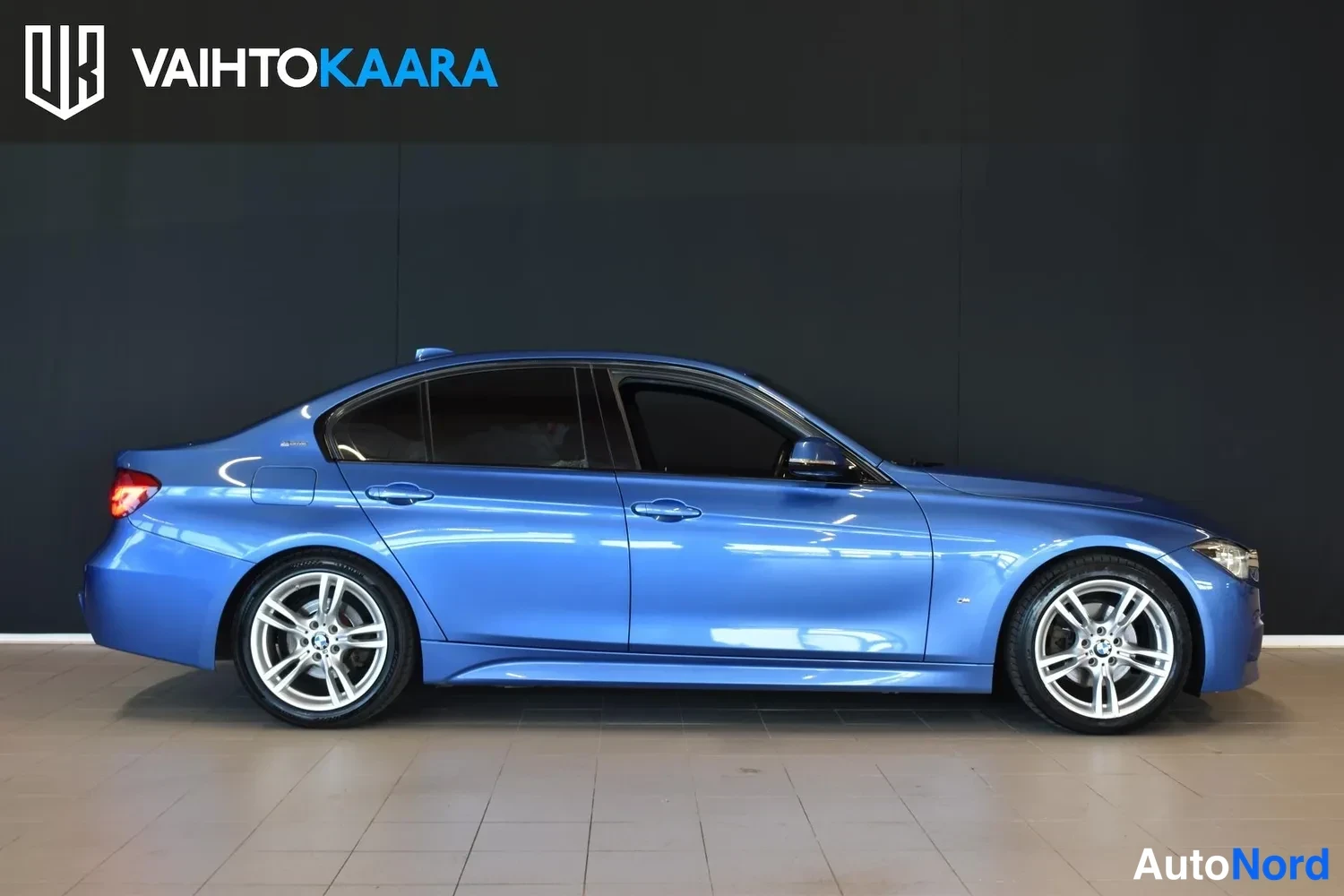 Sininen BMW 330e 2016, ulkokuva 4 – Raisio