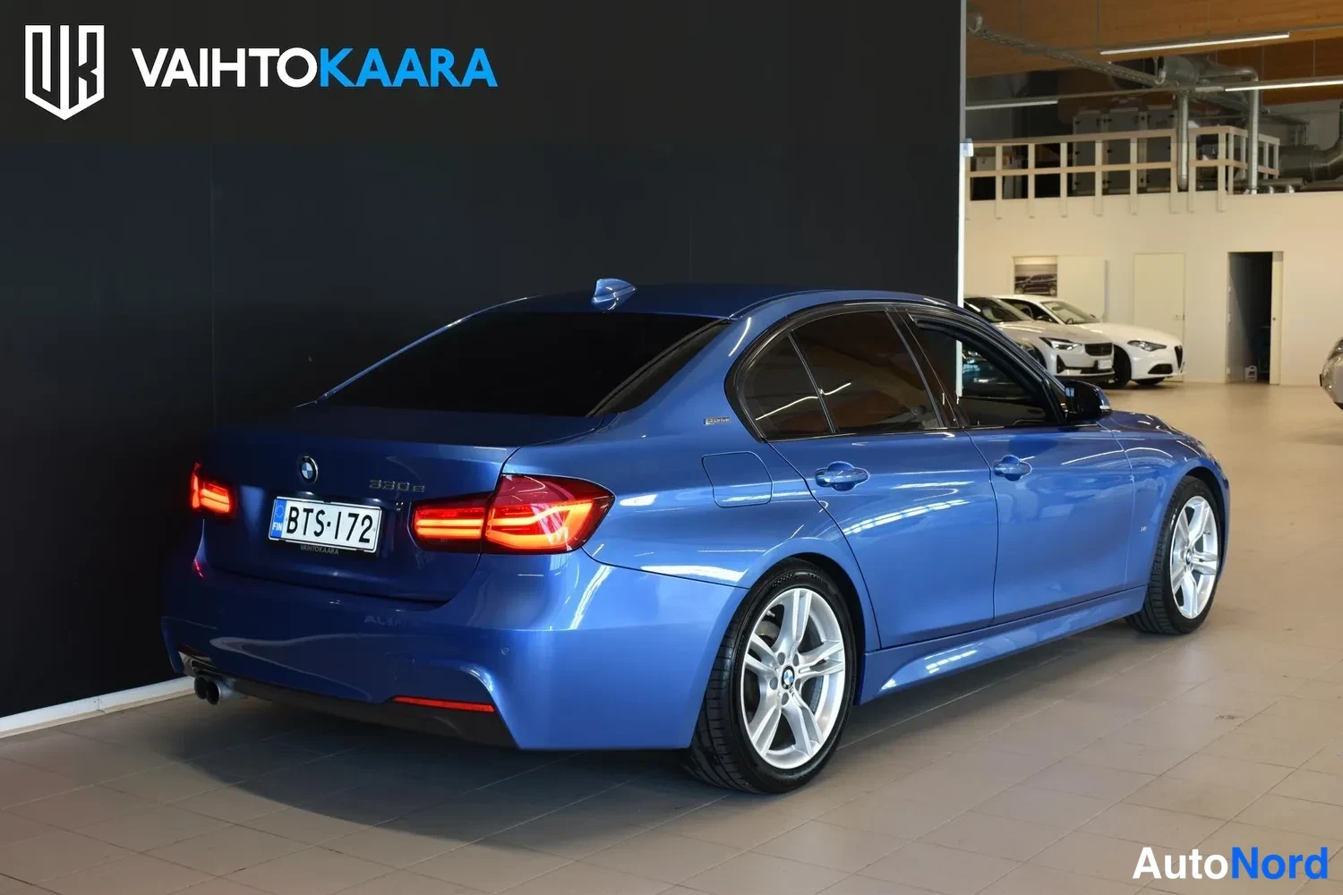 Sininen BMW 330e 2016, ulkokuva 5 – Raisio