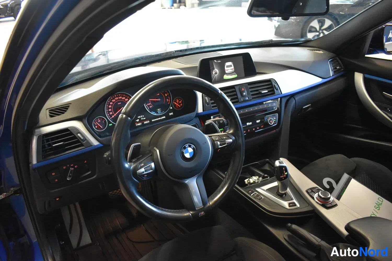 Sininen BMW 330e 2016, ulkokuva 7 – Raisio