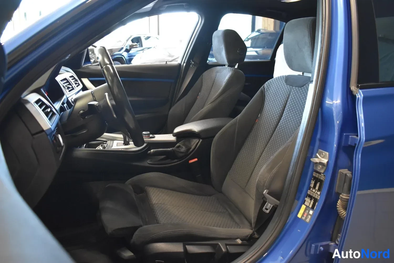 Sininen BMW 330e 2016, ulkokuva 8 – Raisio