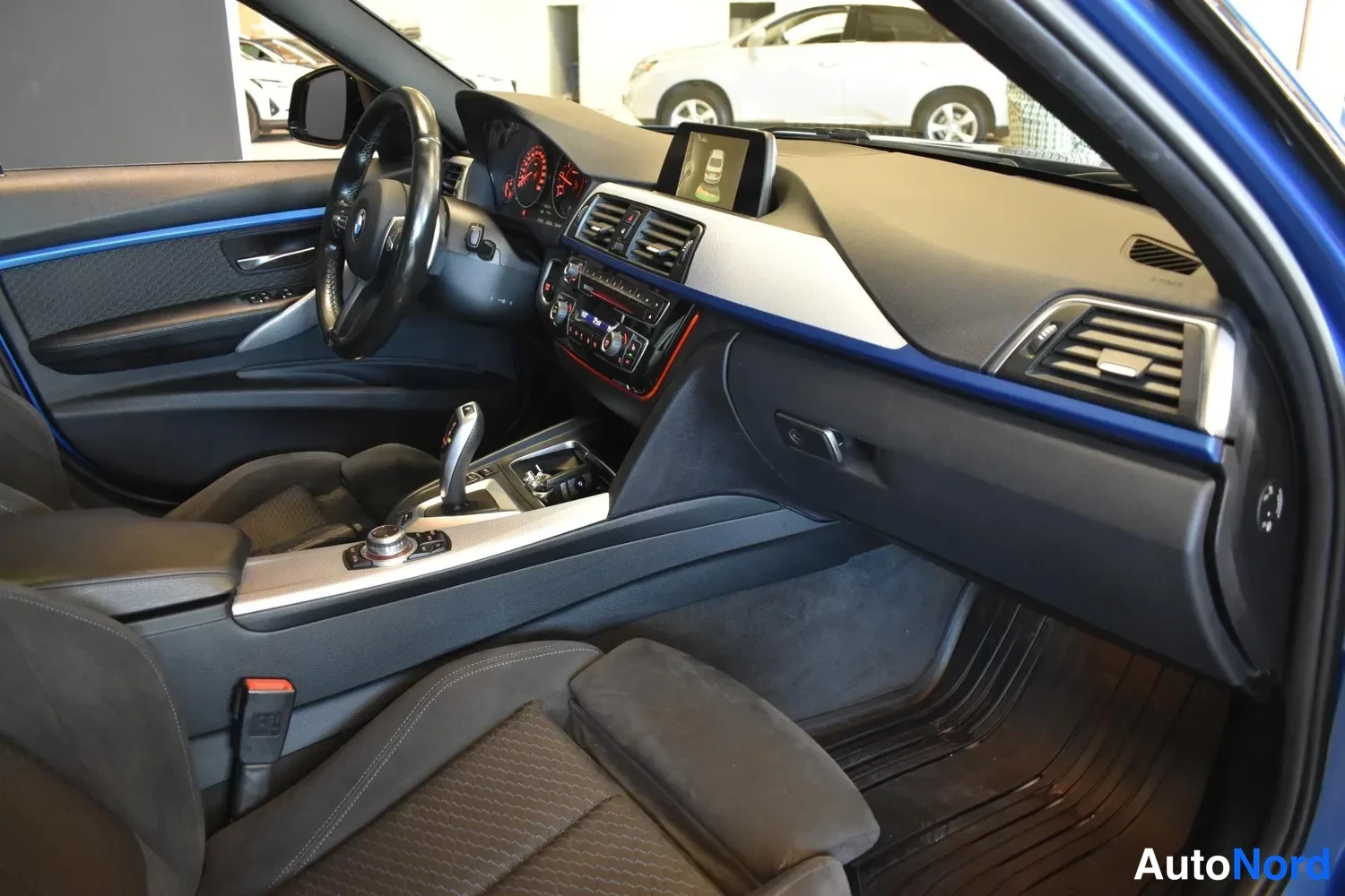 Sininen BMW 330e 2016, ulkokuva 9 – Raisio