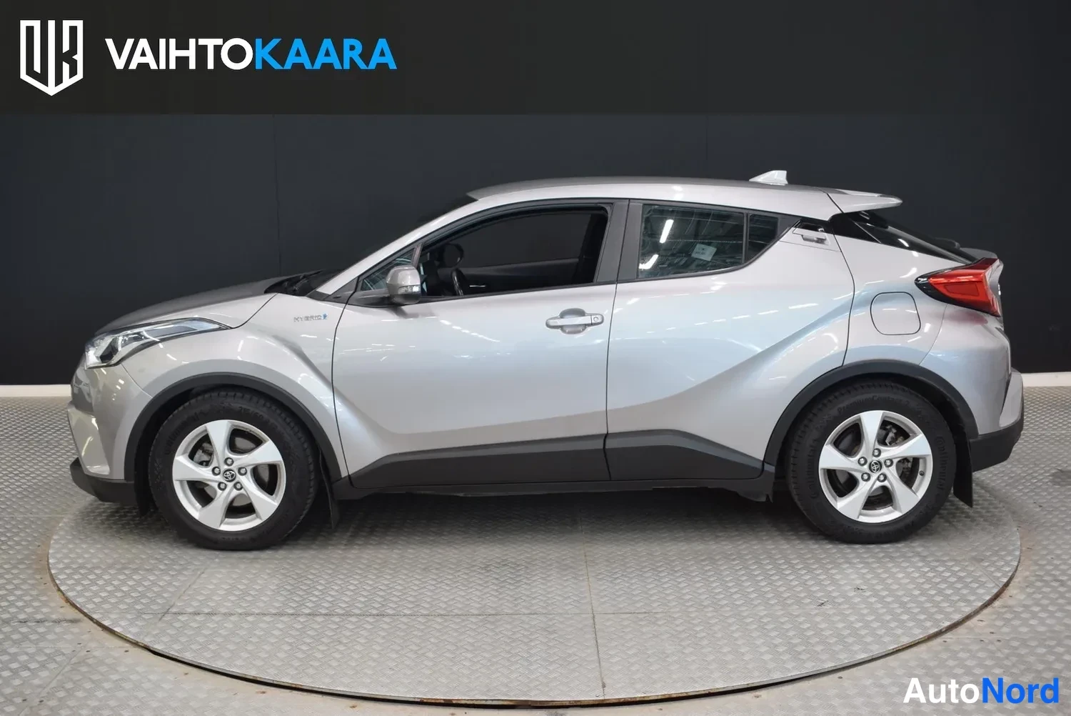 Sivulta: Toyota C-HR vasemmalta sivusta: hopea korimalli, kattospoilerit, viisirentyneet pyöränkansivalkokaiumet pyörät.