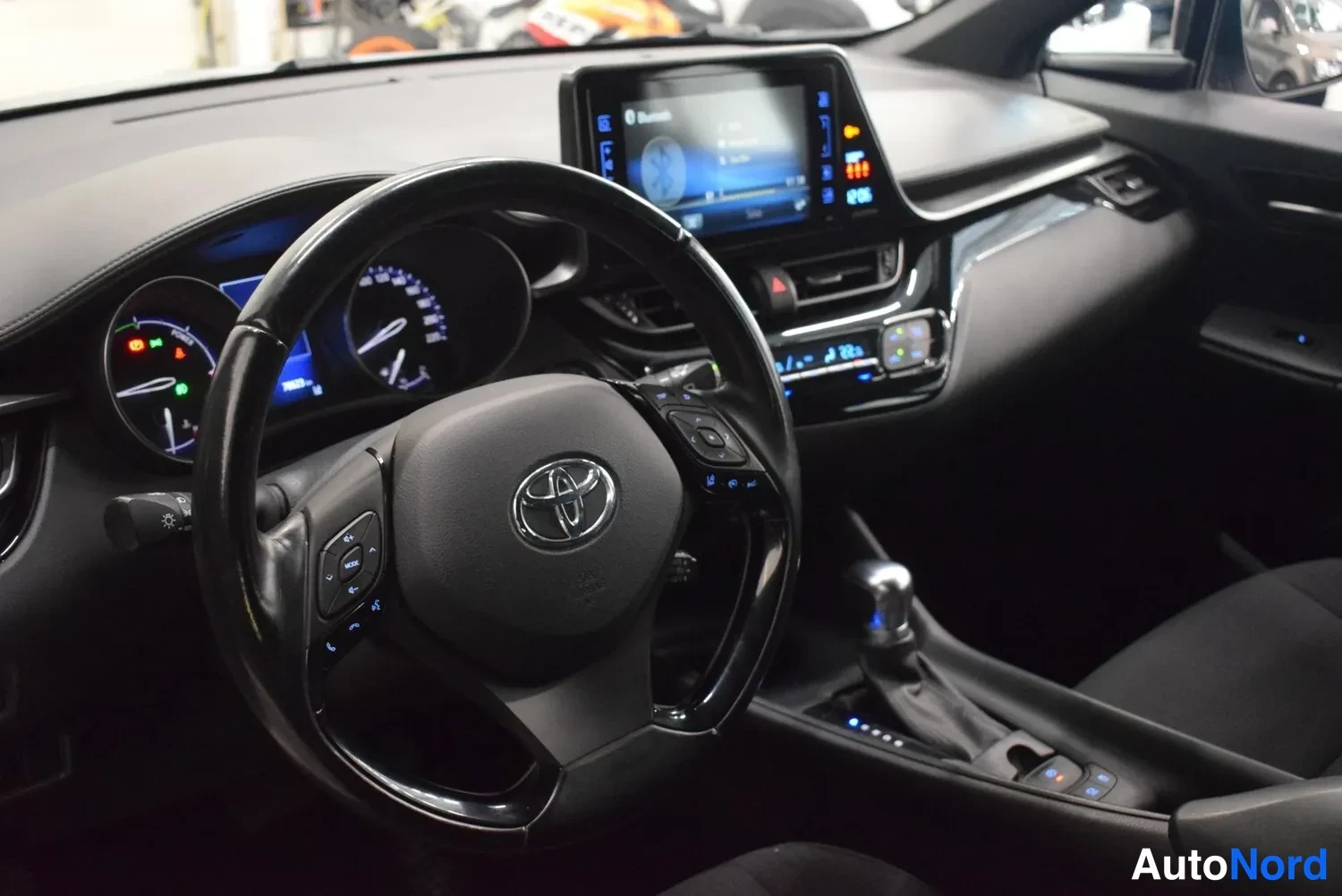 Muu: Toyota-ohjauspyörä, kosketusnäyttö ja vaihteenvalitsin.