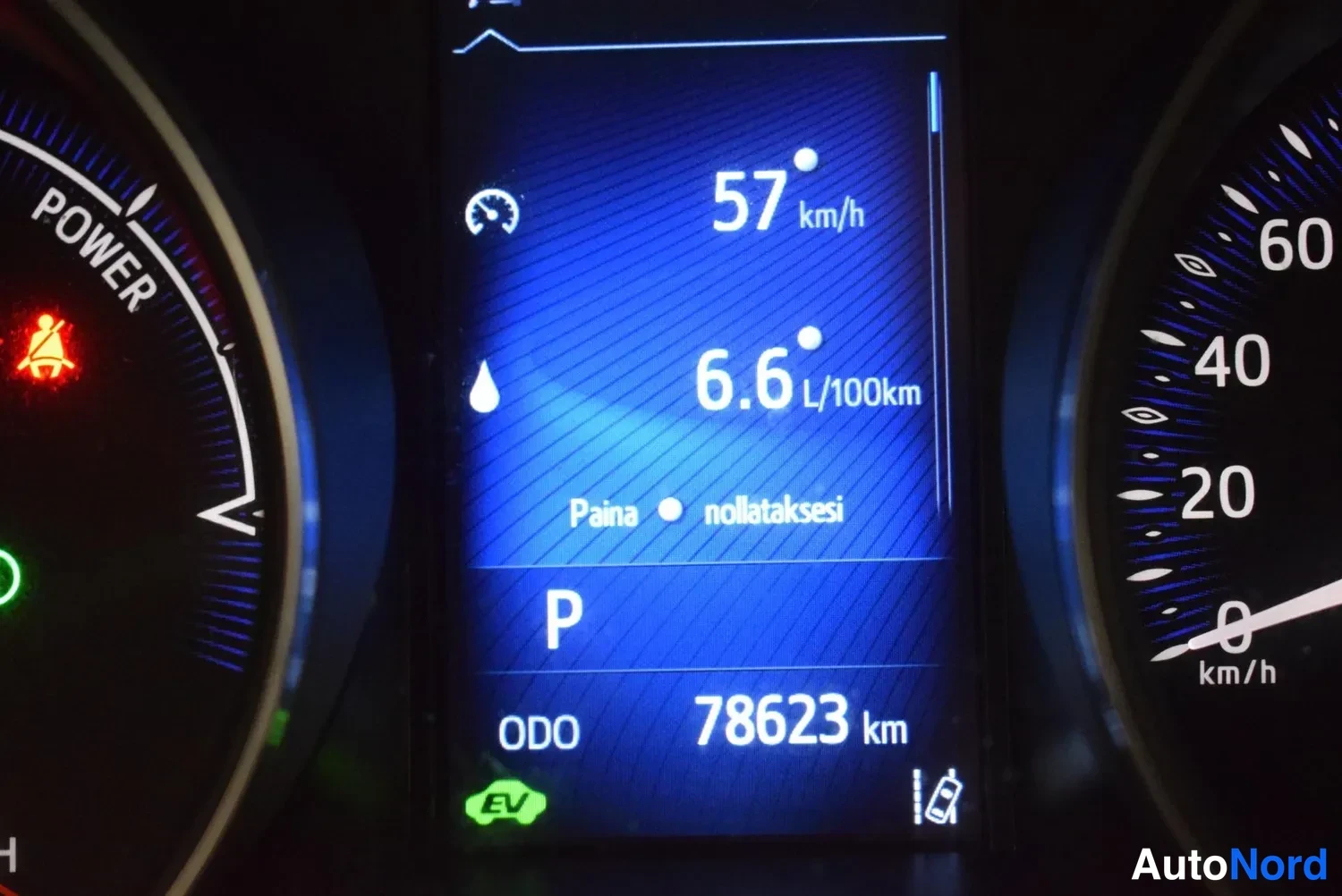 Muu: Kojelaudan keskinäyttö näyttää 57 km/h -nopeuden, kulutuksen 6,6 l/100km, vaihteen P ja matkamittarin 78623 km.