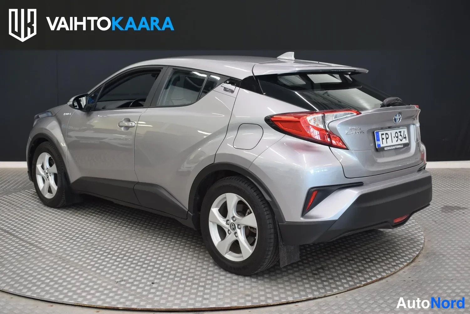 Takaviisto: Toyota C-HR taka-vasen kolmannes: takavalot ja peräluukku näkyvät, rekisteritunnus FP I-934, hopea koripinnat.