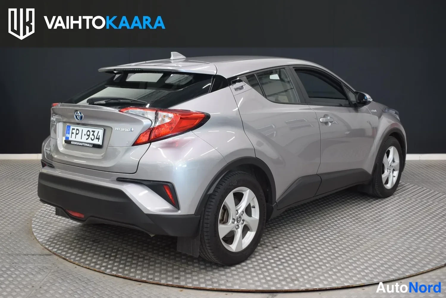 Takaviisto: Toyota C-HR taka-oikea kolmannes: takavalot ja perä näkyvät, rekisteritunnus FP I-934, HYBRID-teksti peräluukussa.