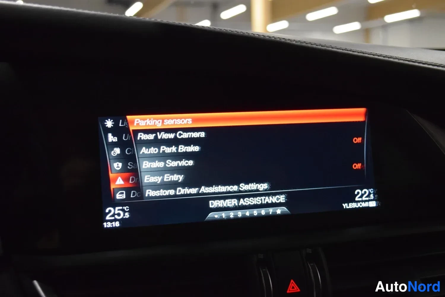 Muu: Infotainment-näytön DRIVER ASSISTANCE -valikko, jossa kohta Parking sensors valittuna.
