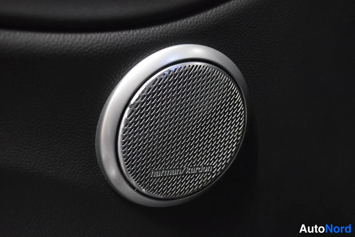 Muu: harman/kardon-merkittävä kaiuttin mustaa neljännespaneelia vasten.