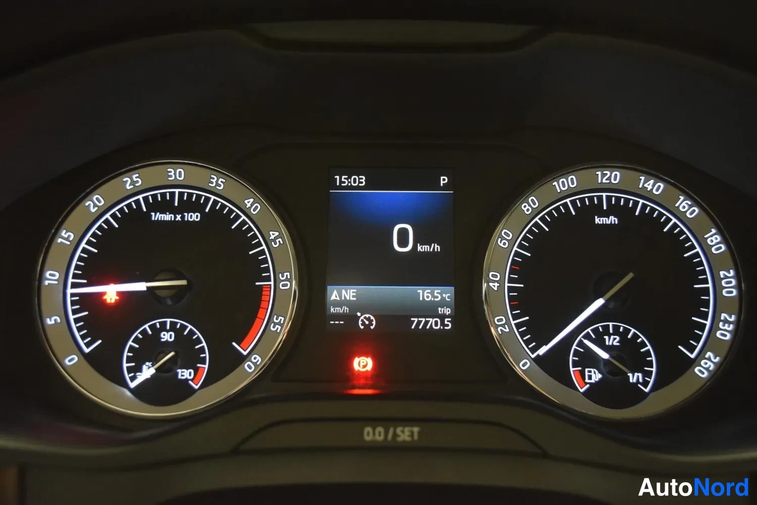 Muu: Mittaristo: nopeusmittari ja kierroslukumittari, keskinäytössä 0 km/h, lämpötila 16,5 °C, matkuri 7770,5 km, vaihde P.
