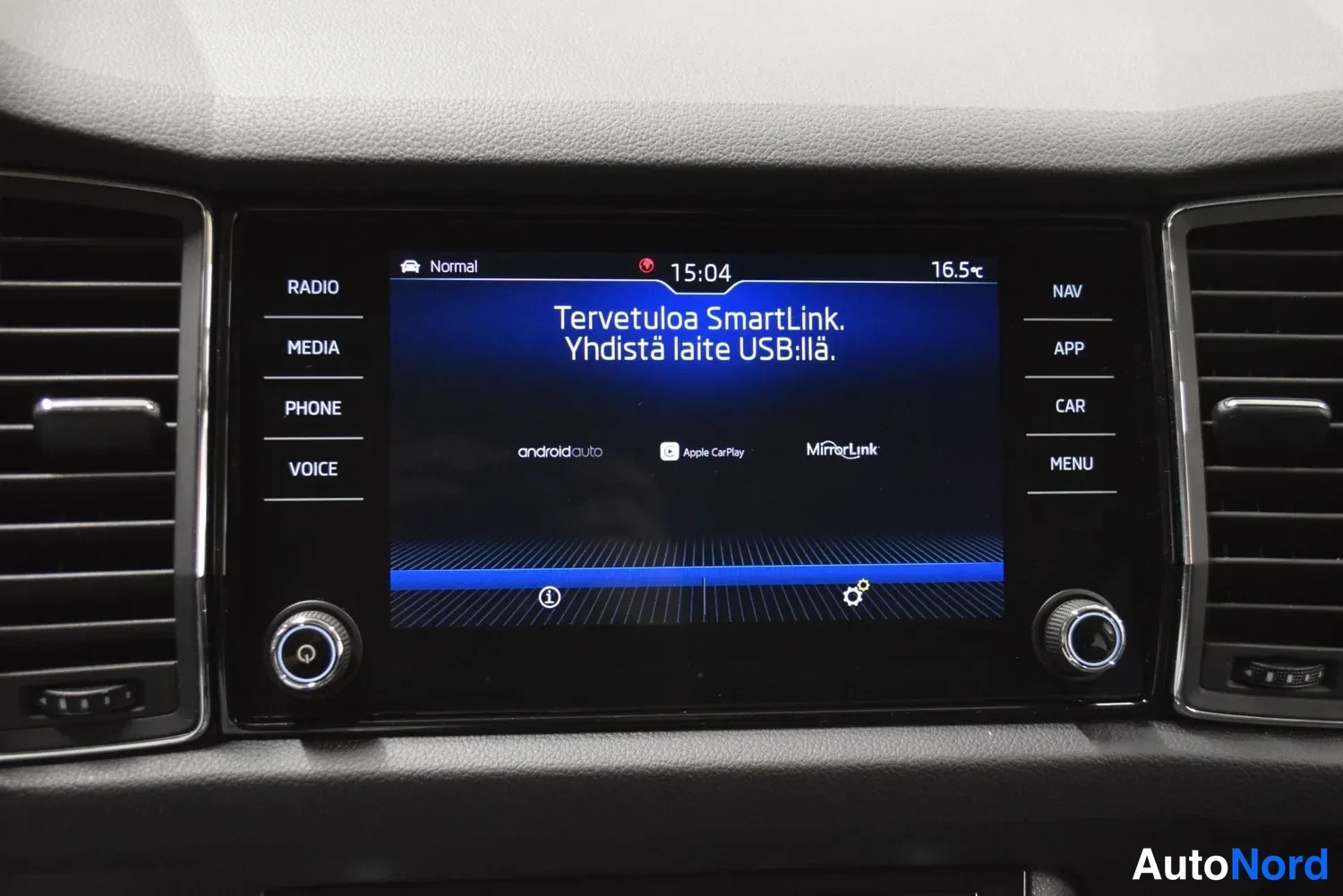 Muu: Infotainment-näyttö näyttää SmartLinkin tervetuloruudun ja vaihtoehdot Android Auto, Apple CarPlay ja MirrorLink.