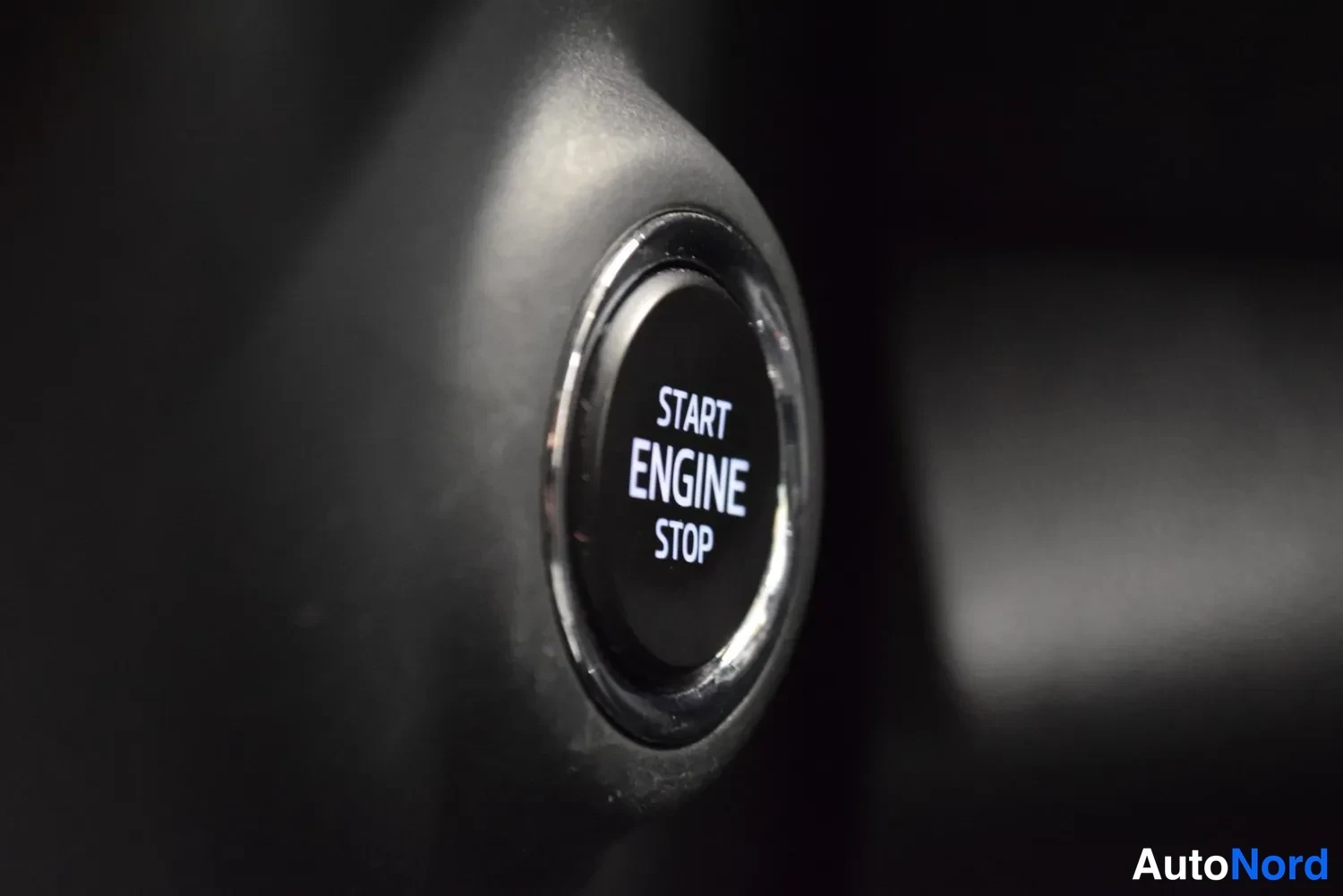 Yksityiskohta: Start Engine Stop -käynnistyspainike