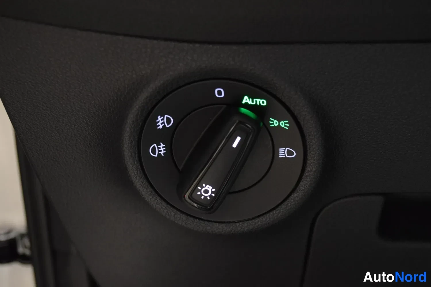 Yksityiskohta: Valonkytkin Auto-asennossa