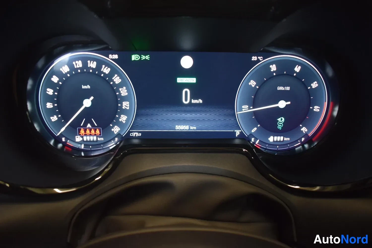 Muu: Digitaalinen mittaristo: nopeusmittari, kierroslukumittari ja keskinäyttö näyttää 0 km/h ja kokonaislukumäärän 55858 km.