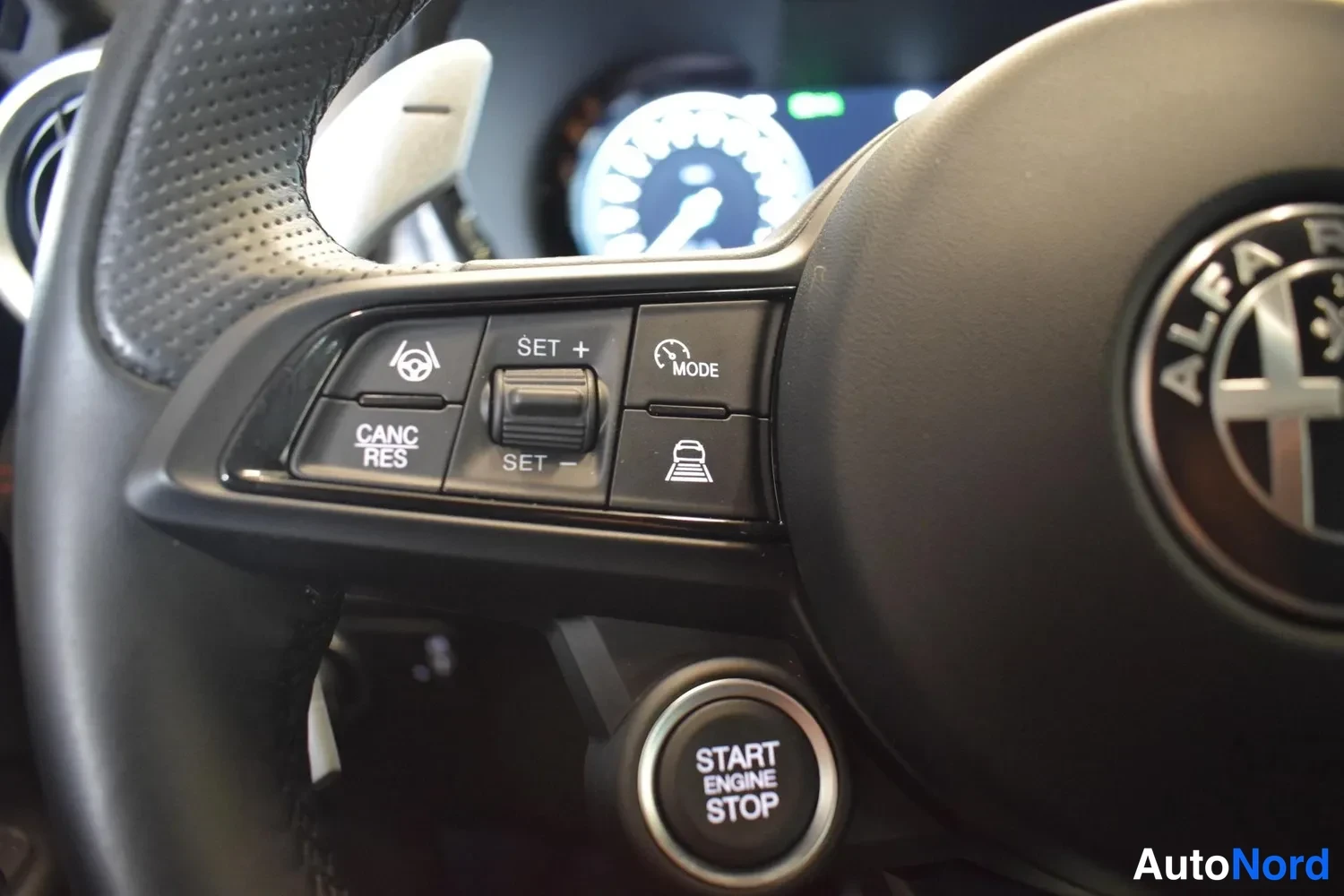 Muu: Ohjauspyörän vasen pötkö: cruise control - ja MODE-painikkeet sekä START ENGINE STOP -käynnistyspainike.