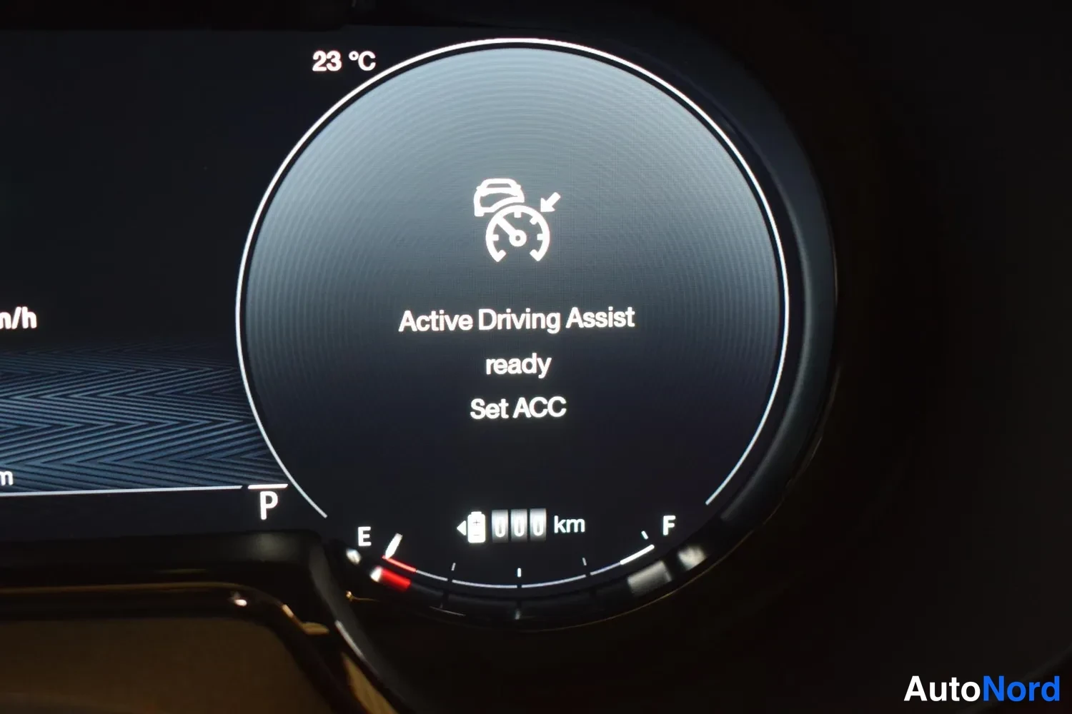 Muu: Kojelaudan näyttö ilmoittaa 'Active Driving Assist ready, Set ACC' ja lämpötilaksi 23 °C.
