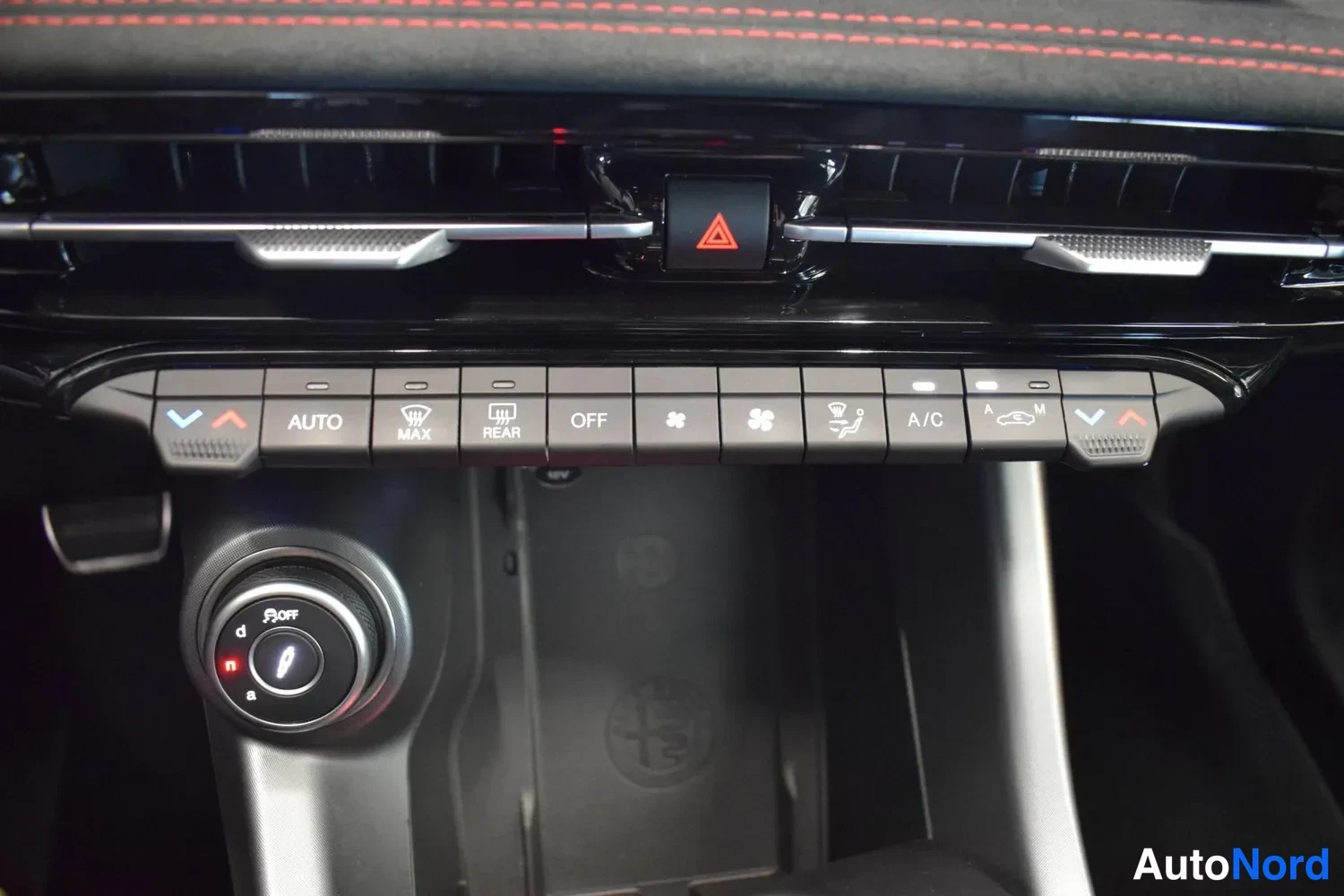 Muu: Klimaattipaneelin painikkeet: AUTO, MAX, REAR, OFF ja A/C, keskellä vaaranvilkkupainike ja ALPINE-mallinen drive mode -valitsin
