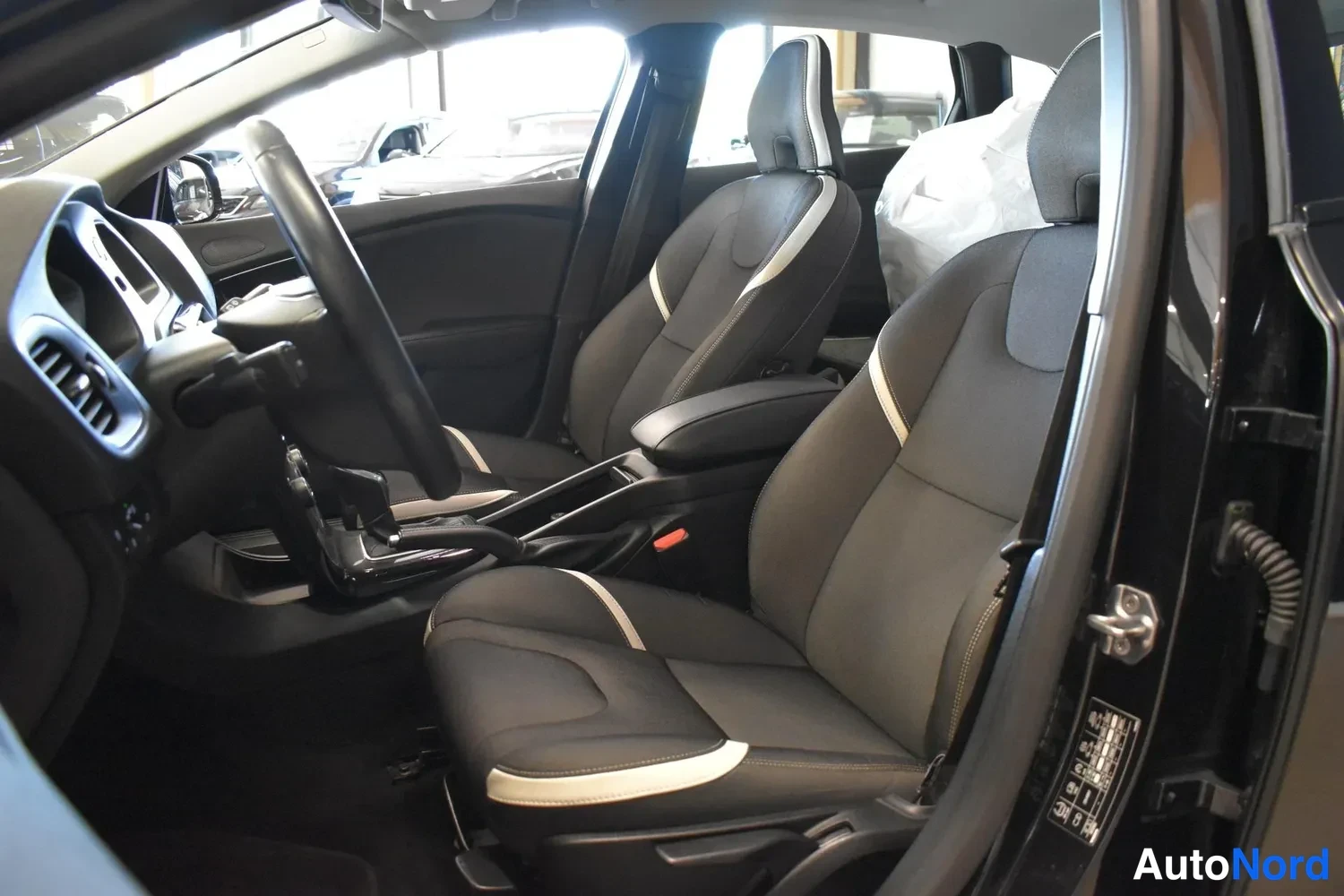 Musta Volvo V40 2020, kuva 6