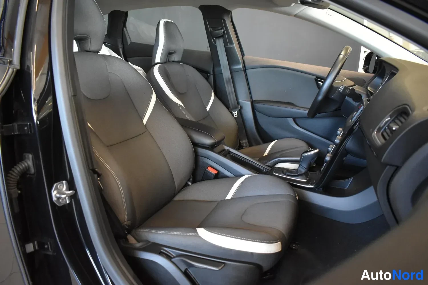 Musta Volvo V40 2020, kuva 7
