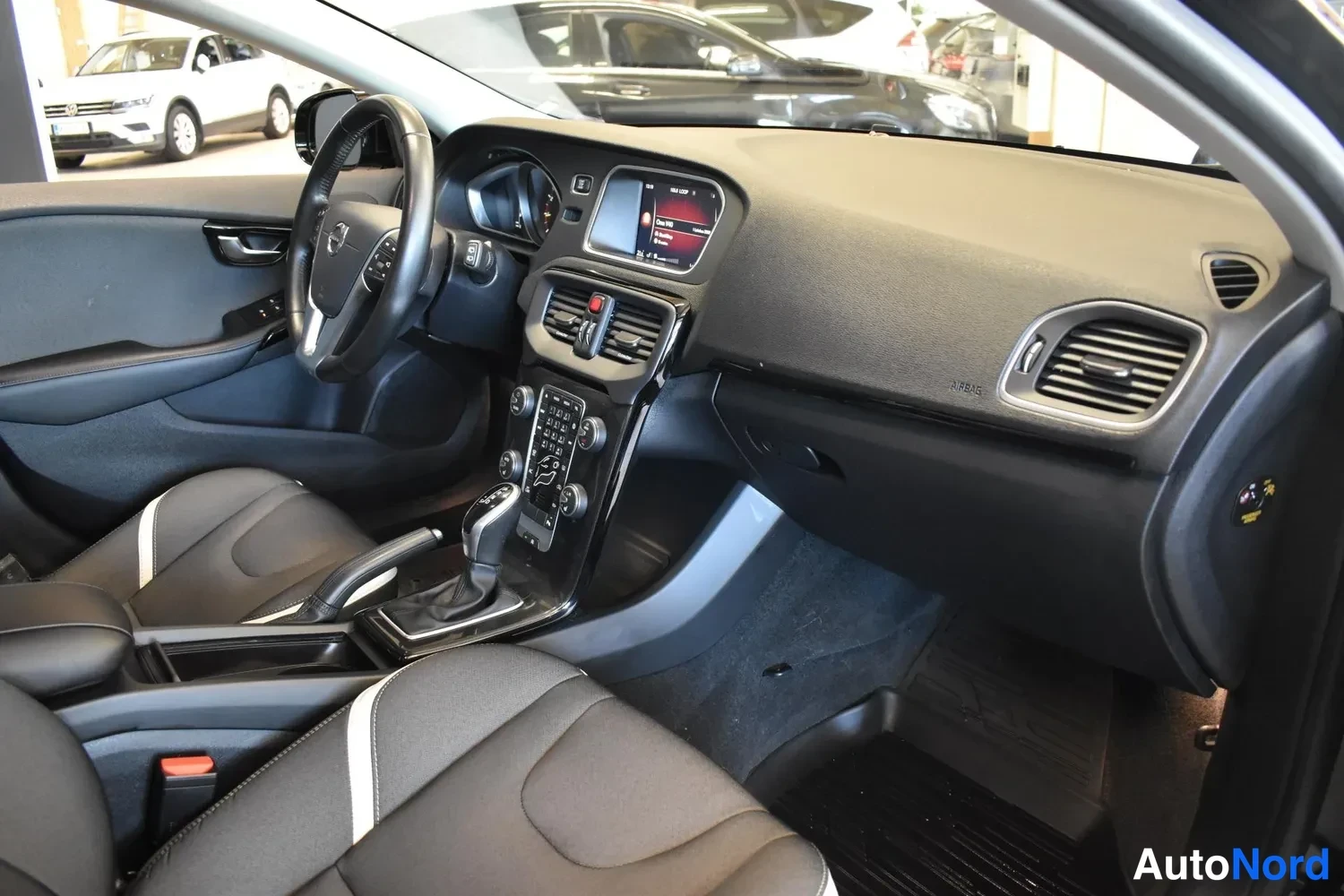 Musta Volvo V40 2020, kuva 8