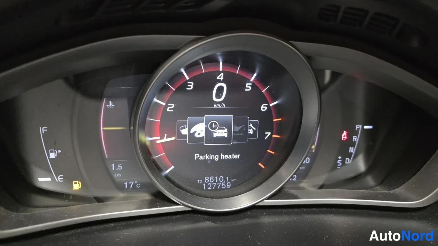 Muu: Volvo V40:n mittariston lukema 127759 km, ajokytkin P-asennossa, ruudussa teksti 'Parking heater'.