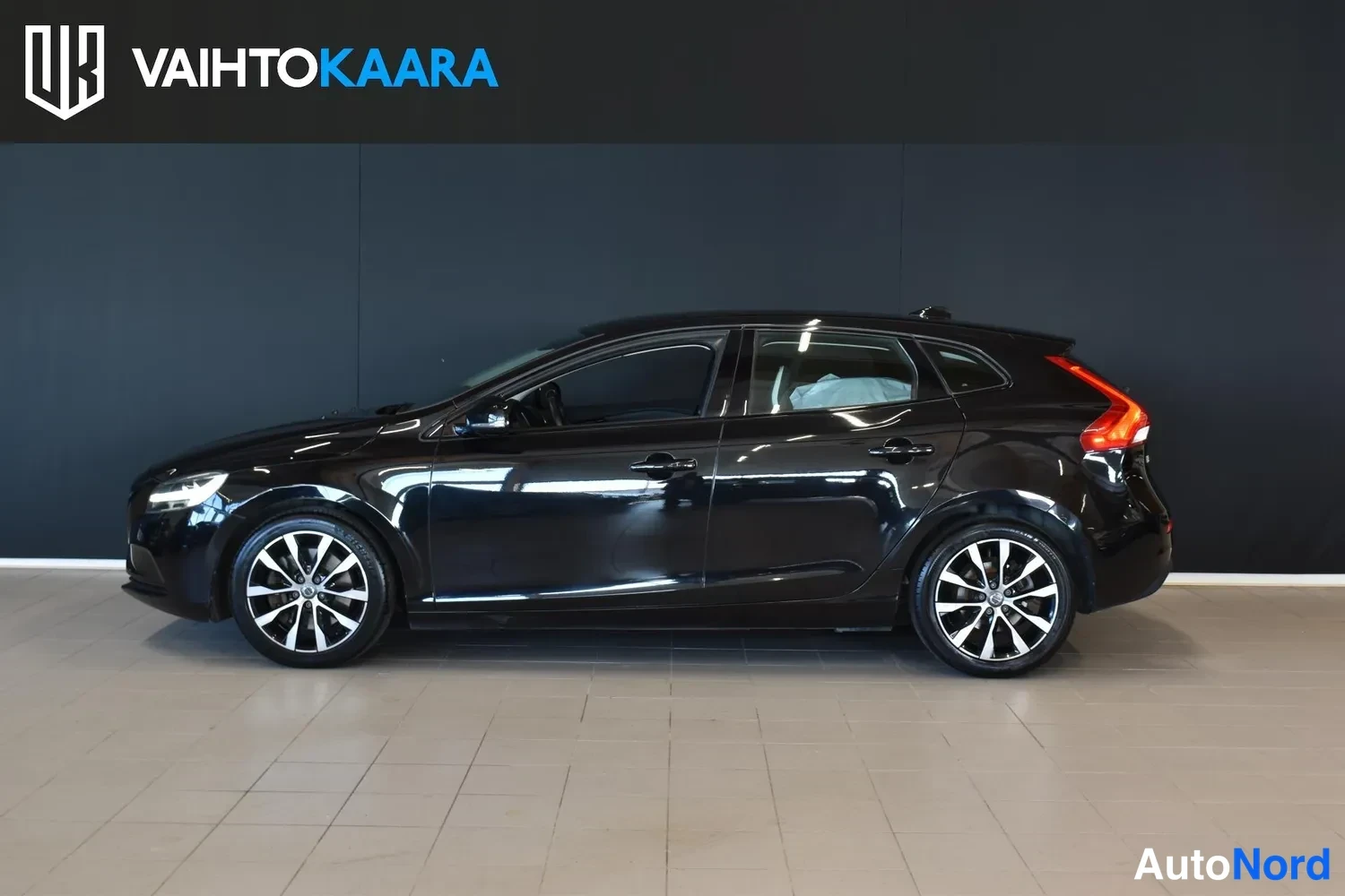 Musta Volvo V40 2020, sivulta, kuva 3