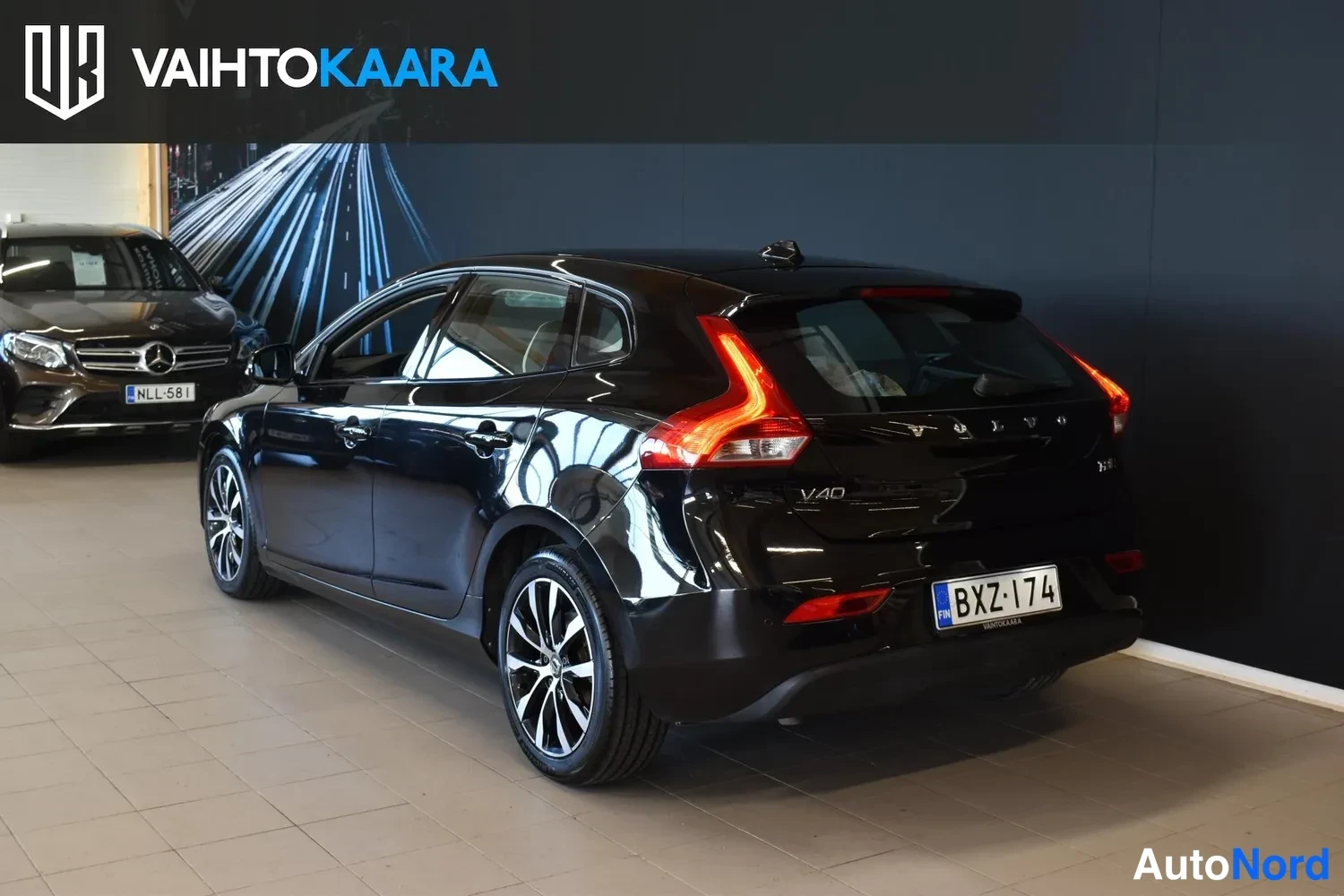 Musta Volvo V40 2020, takaviisto, kuva 4
