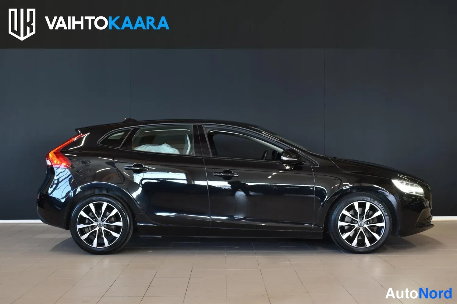 Musta Volvo V40 2020, etuviisto, keula oikealle, kuva 2