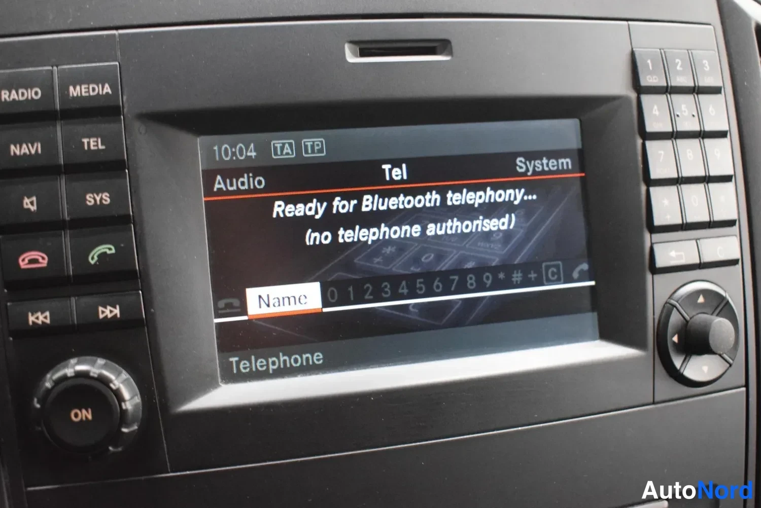Muu: Vuo­dis­ta­y­h­distö­na­pä­ytä näyttää viestin 'Ready for Bluetooth telephony... (no telephone authorised)', ympärillä radiopainikkeita ja numeronäppäimistö.