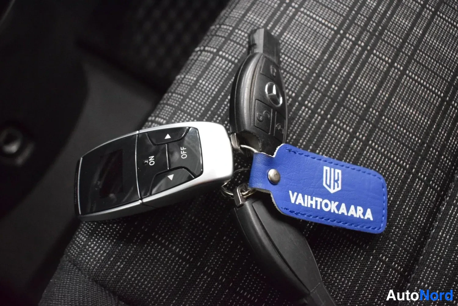 Muu: Avainnipussa Mercedes-avain ja kauko-ohjain liesimättömän ajon SAM-kyltille VAIHTOKAARA