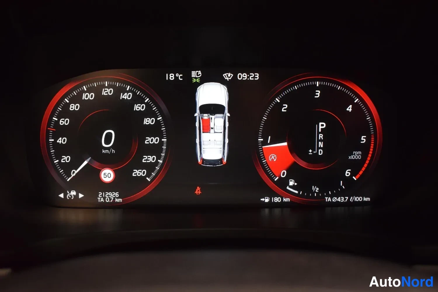 Muu: Digitaalinen mittaristö: nopeusmittari näyttää 0 km/h, matkamittari 212926 km, vaihde P, kellonaika 09:23 ja ulkolämpötila 18 °C.