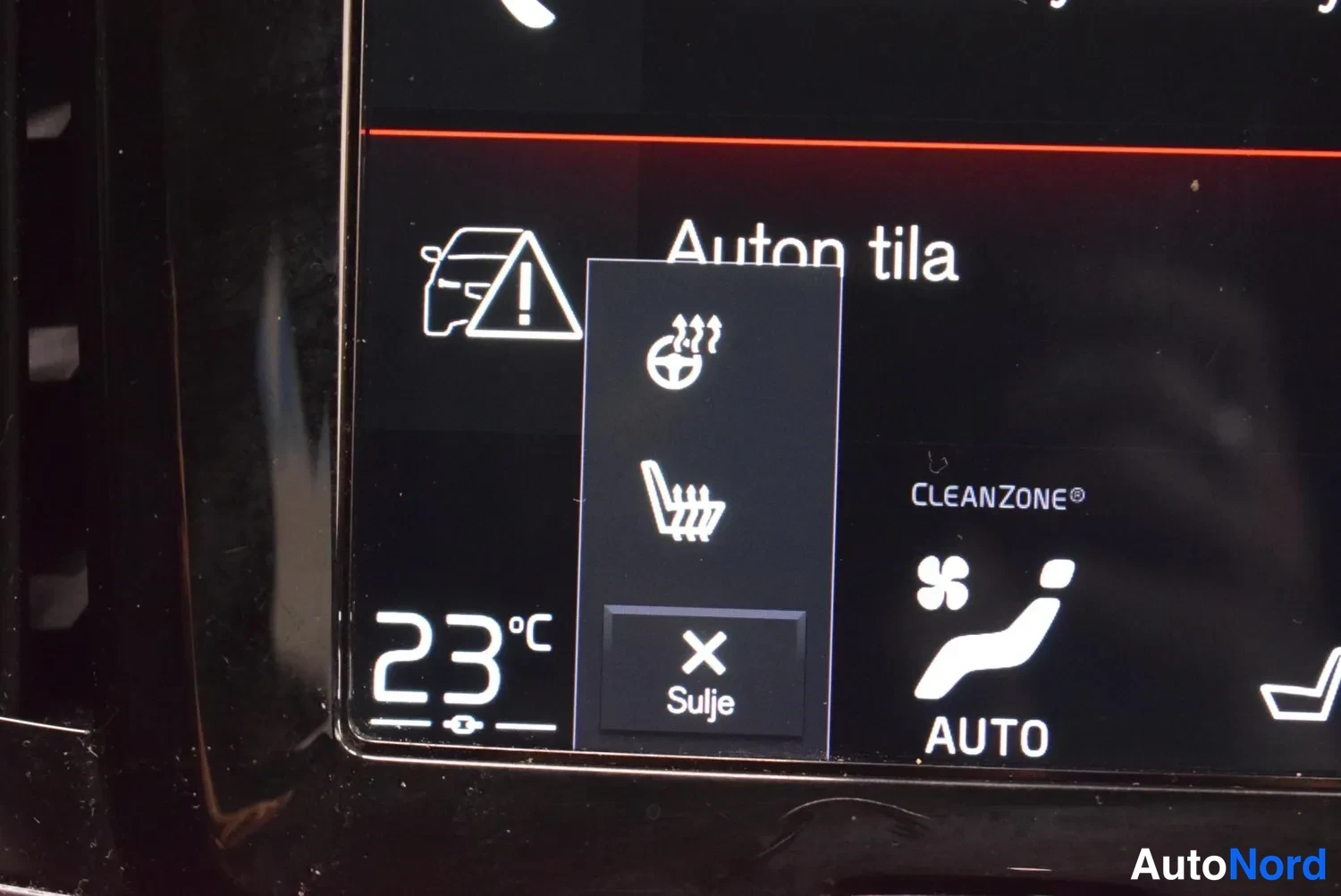 Muu: Infotainment-näytön Auton tila -näkymän lähikuva, jossa ponnahdusvalikko ohjauspyörän ja istuimen lämmitys symboleineen ja Sulje-painike; vasemmalla lämpötila 2