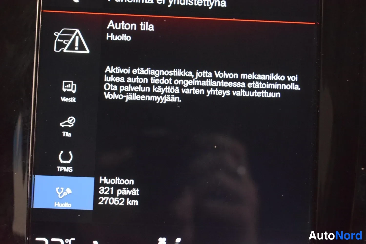 Muu: Auton infotainment-näyttö näyttää huoltotiedot: huoltoon 321 päivät ja 27052 km.
