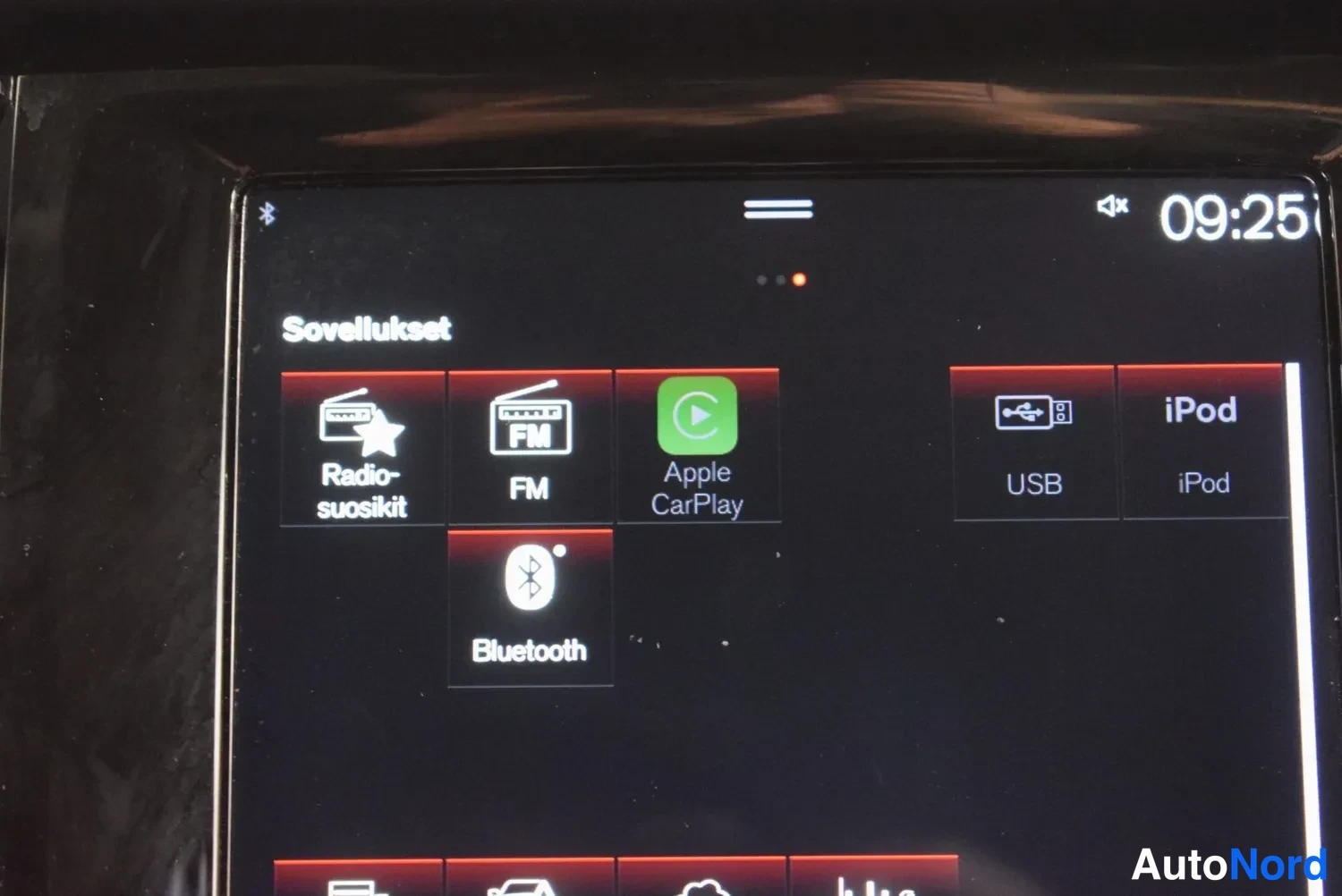 Muu: Auton infotainment-näytön sovellusvalikossa näkyvät Radio-suosikit, FM, Apple CarPlay, Bluetooth, USB ja iPod.