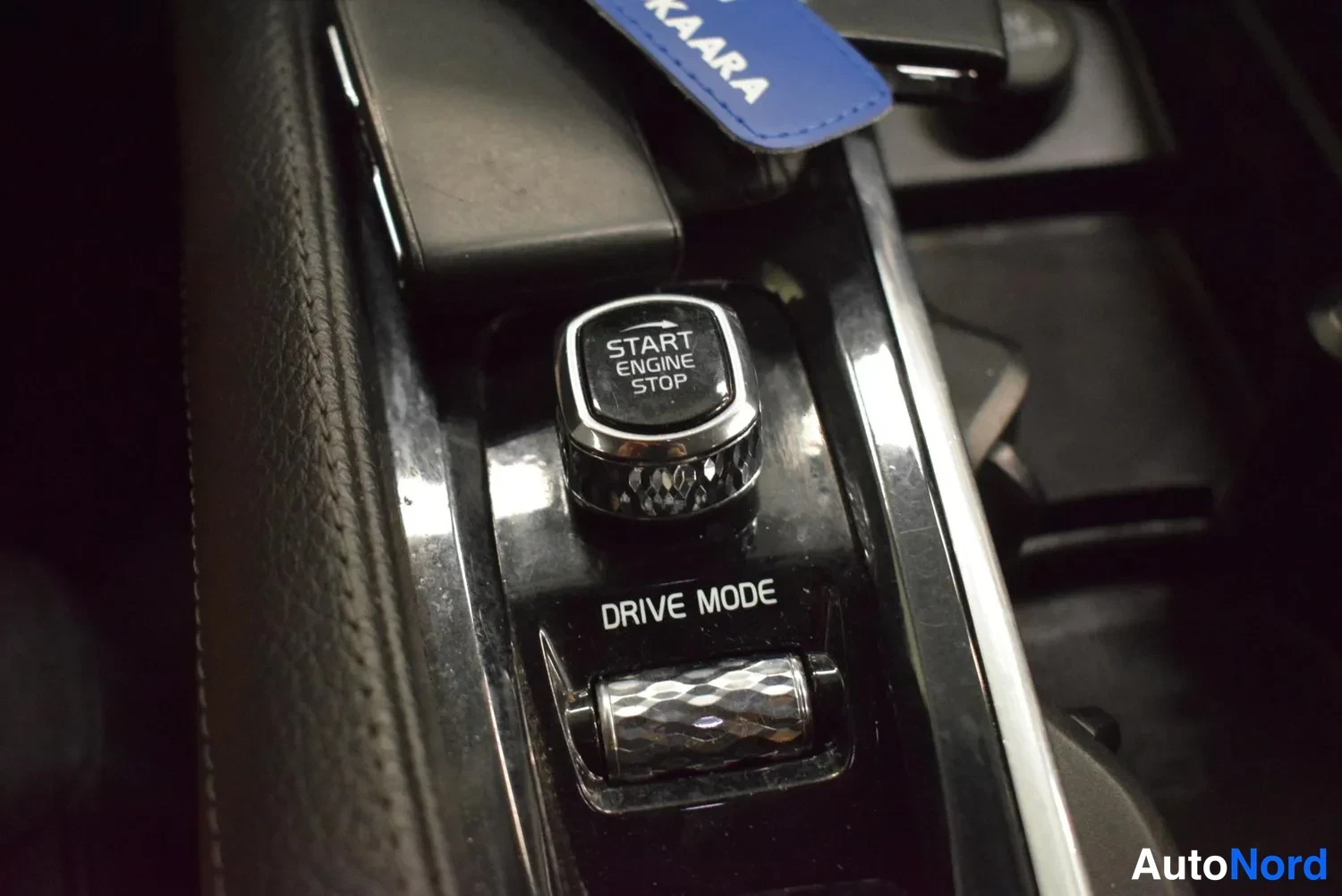 Muu: Keskikonsolin START ENGINE STOP -painike ja DRIVE MODE-valitsin sinisen VAIHTOKAARA-avainnapsun alla.