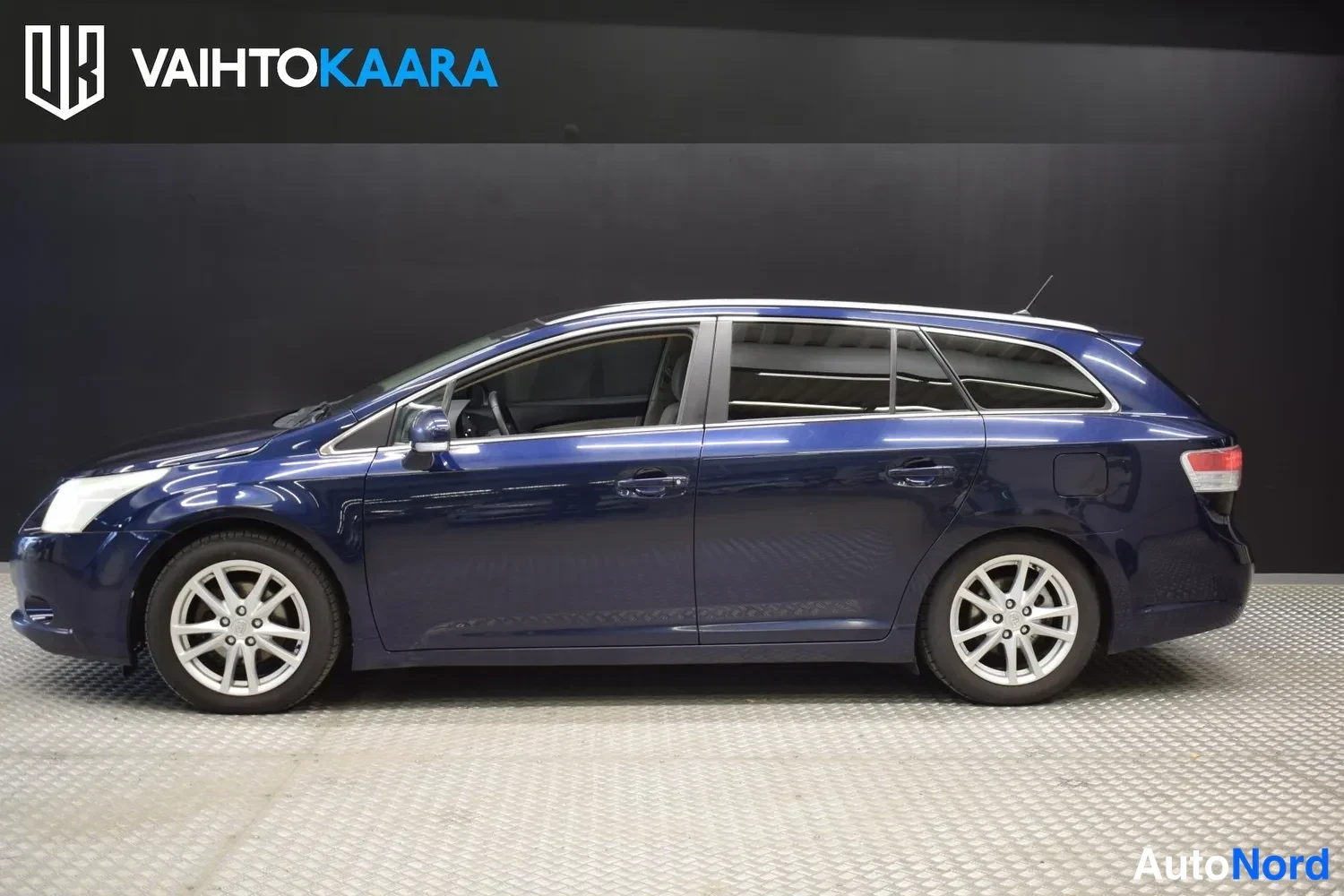 Sininen Toyota Avensis 2009, sivulta, kuva 5