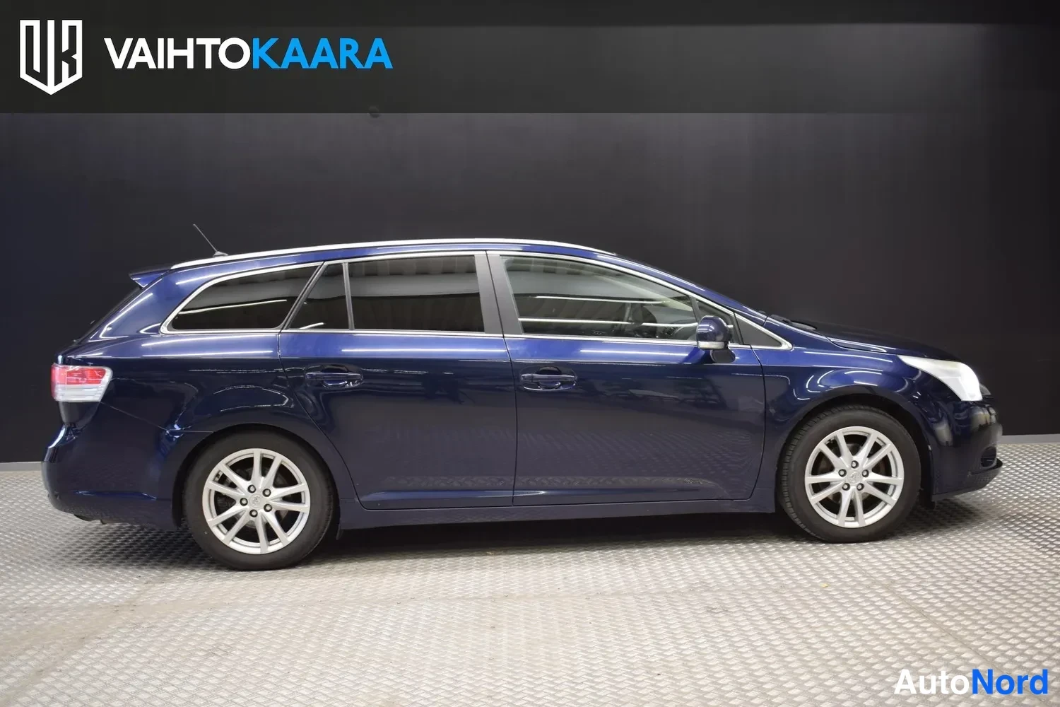 Sininen Toyota Avensis 2009, etuviisto, keula oikealle, kuva 3