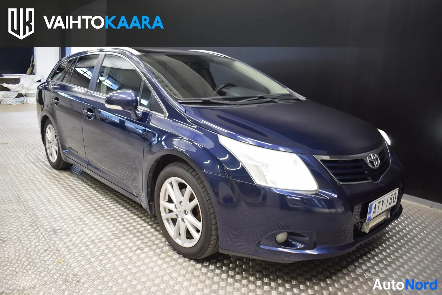 Sininen Toyota Avensis 2009, etuviisto, keula oikealle, kuva 4