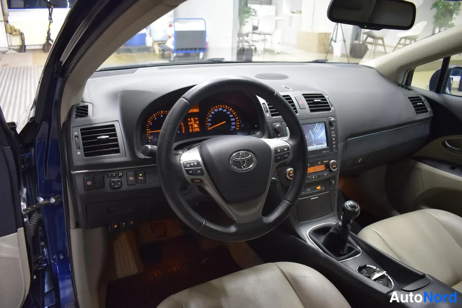 Sininen Toyota Avensis 2009, ohjaamo, kuva 9