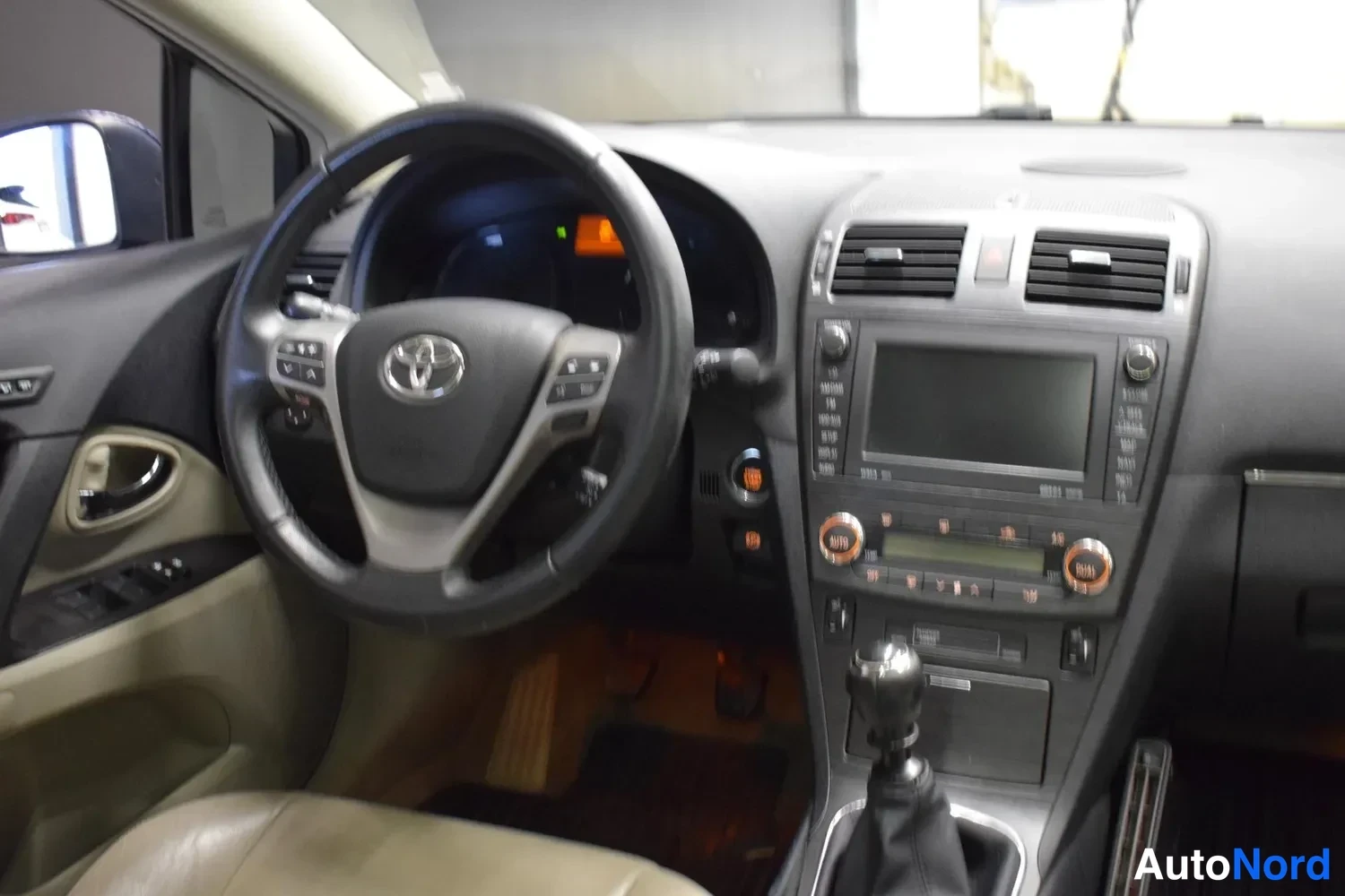 Sininen Toyota Avensis 2009, ohjaamo, kuva 11